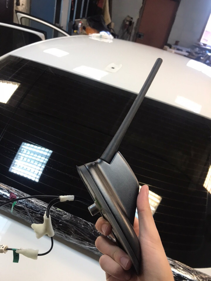 5yAAAgG0xOA 960 белый поло седан с черной крышей