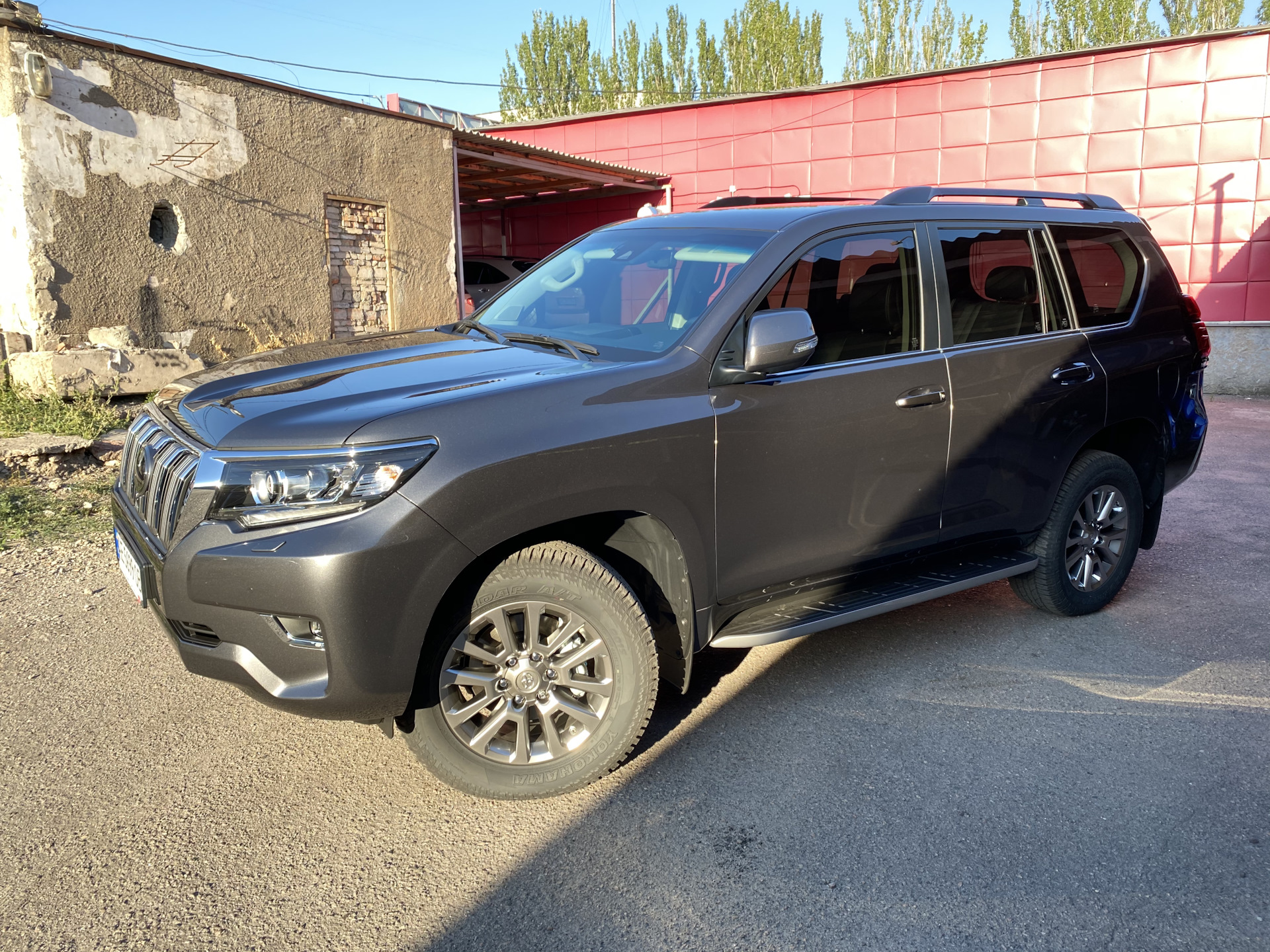 Прадо 150 отзывы. LC Prado 2020 диски. Toyota Land Cruiser Prado мокрый асфальт. Прадо 150 мокрый асфальт. Yokohama Geolandar на Прадо 150.