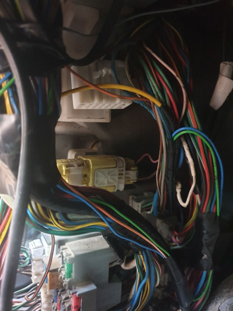 Фишка вот тут, я уже выдернул папку, она крепится за блок. Лучше извлечь для удобства. — Mazda 6 (1G) GG