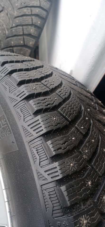 Шины зимние шипованные Michelin 215/65 R17, литые диски Nissan 6,5Jx17 ...