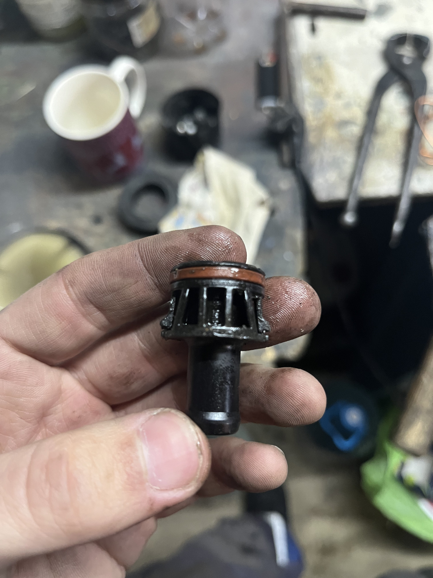 Замена трубки вакуумного насоса, уплотнительного кольца штуцера — Audi ...