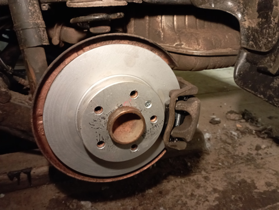 Замена задних тормозов — Opel Astra H, 1,6 л, 2012 года | своими руками ...
