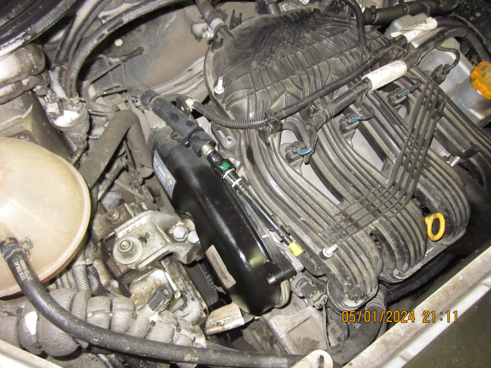 Бенз из-под завальцовки разъёма топливной трубки залил кожух ремня ГРМ — Lada Vesta SW (1G)