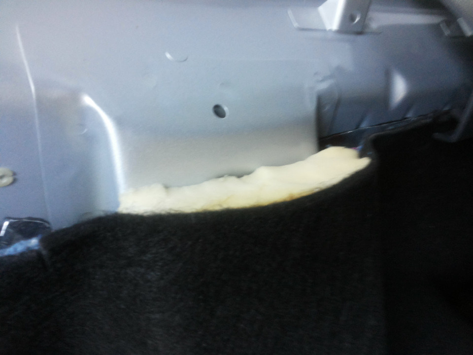 запихал плотный поролон, что было более мягко и не ломалась обивка — Lada Ларгус