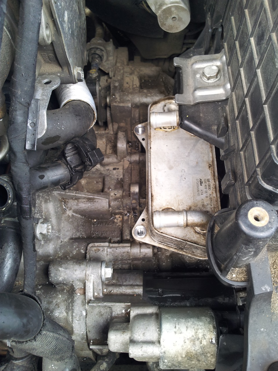 снимаем патрубки. При снятии патрубков немного выливается антифриза. — Skoda Octavia RS A5 Mk2. Запчасти на фото: 02E409061B, 090610