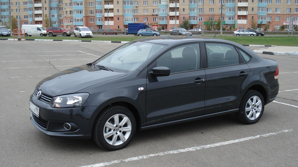 VW Polo sedan серый