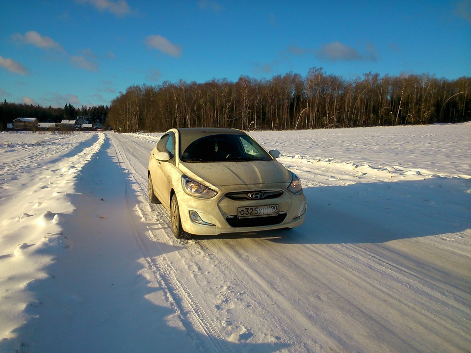 Машина хендай не едет. Hyundai Solaris зима. Хендай Солярис зимой. Белый Солярис зимой. Хендай Солярис дорога зима.