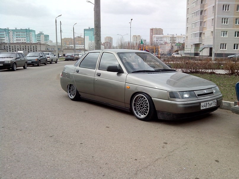 Серебристо золотой. ВАЗ 2110 стенс. ВАЗ 2110 stance. ВАЗ 2110 стэнс. Lada 2110 stance.