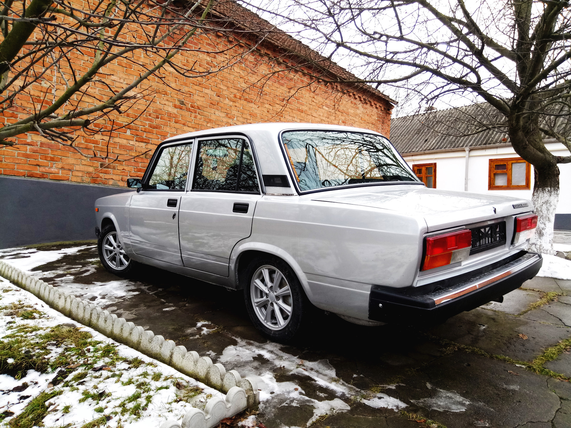 Ваз 2107 пропала. ВАЗ 2107. Lada 2107 Tuning. Лада 2107 серебро. Лада 2107 2.