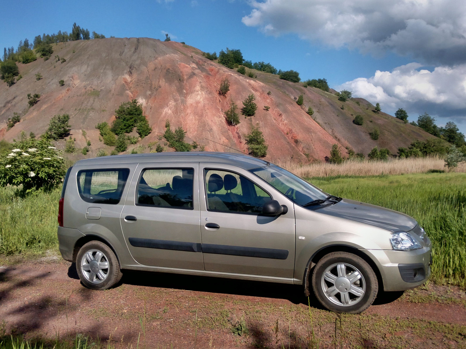 Ларгус отзывы. Lada Largus. Lada Largus 5 мест. Ларгус хэтчбек. Лада Ларгус Старая.