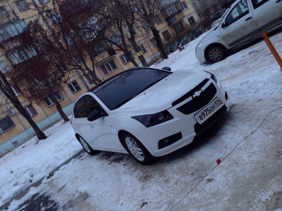 Chevrolet Cruze красный с черной крышей