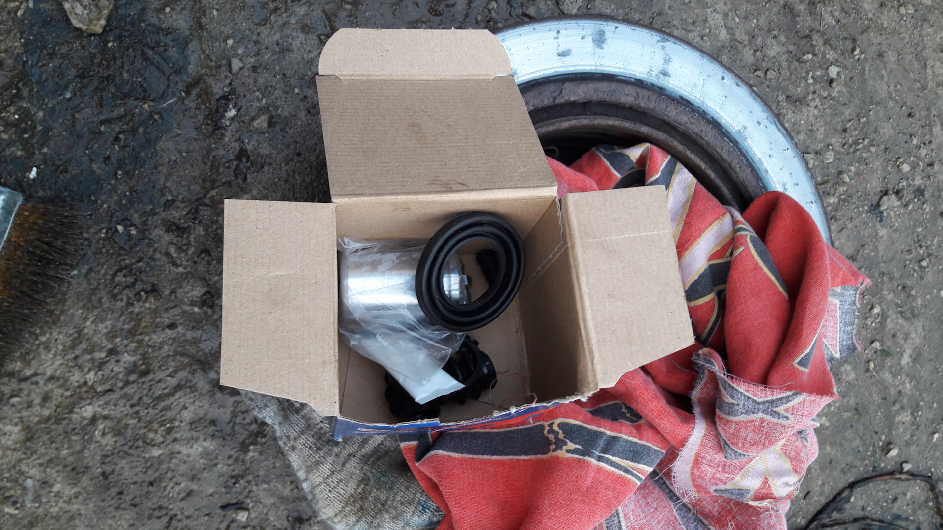 Замена поршня в тормозном цилиндре — Nissan Pathfinder (3G), 2,5 л ...