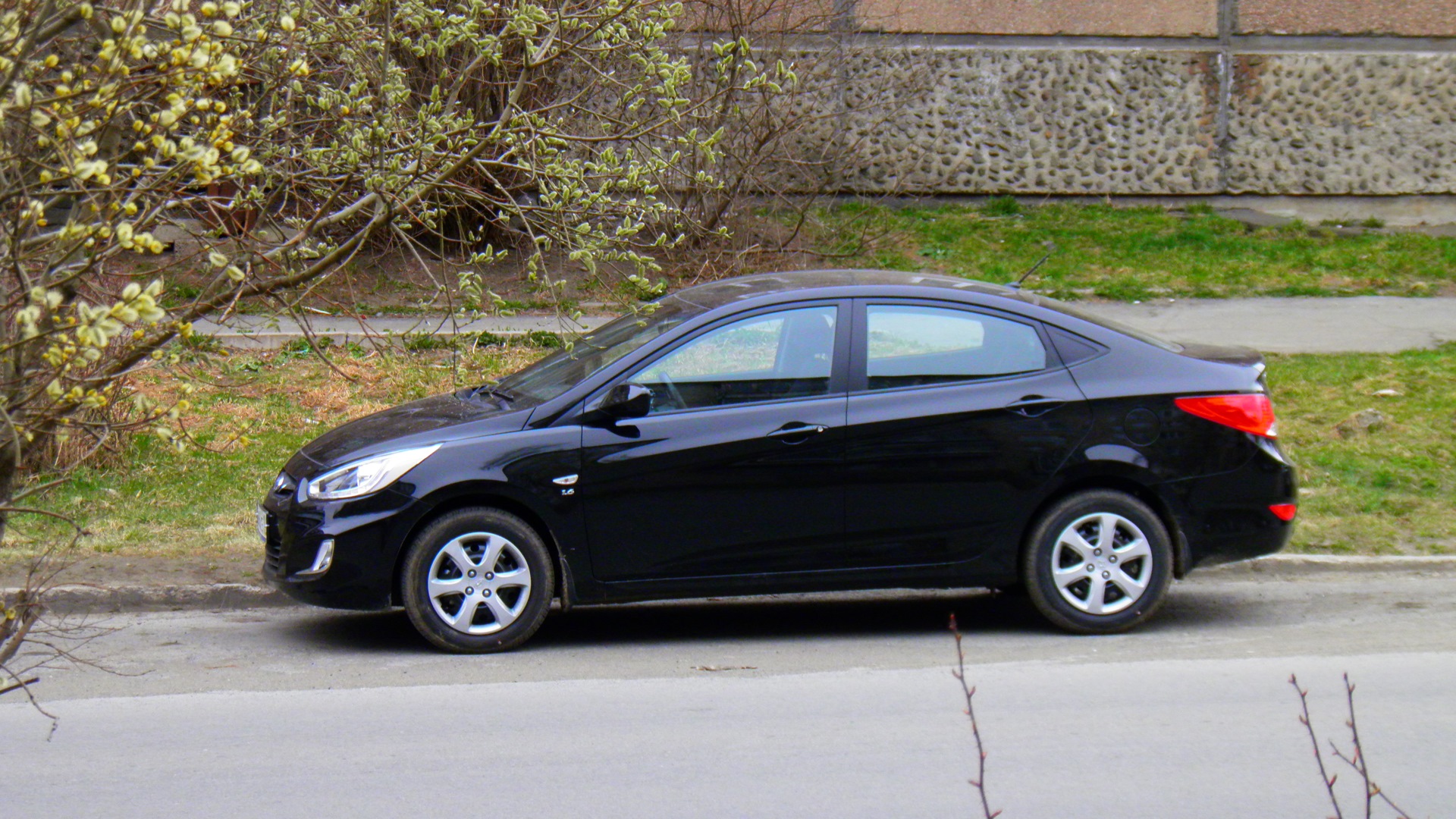 Hyundai Solaris 1.6 бензиновый 2014 | Чёрный перламутр на DRIVE2