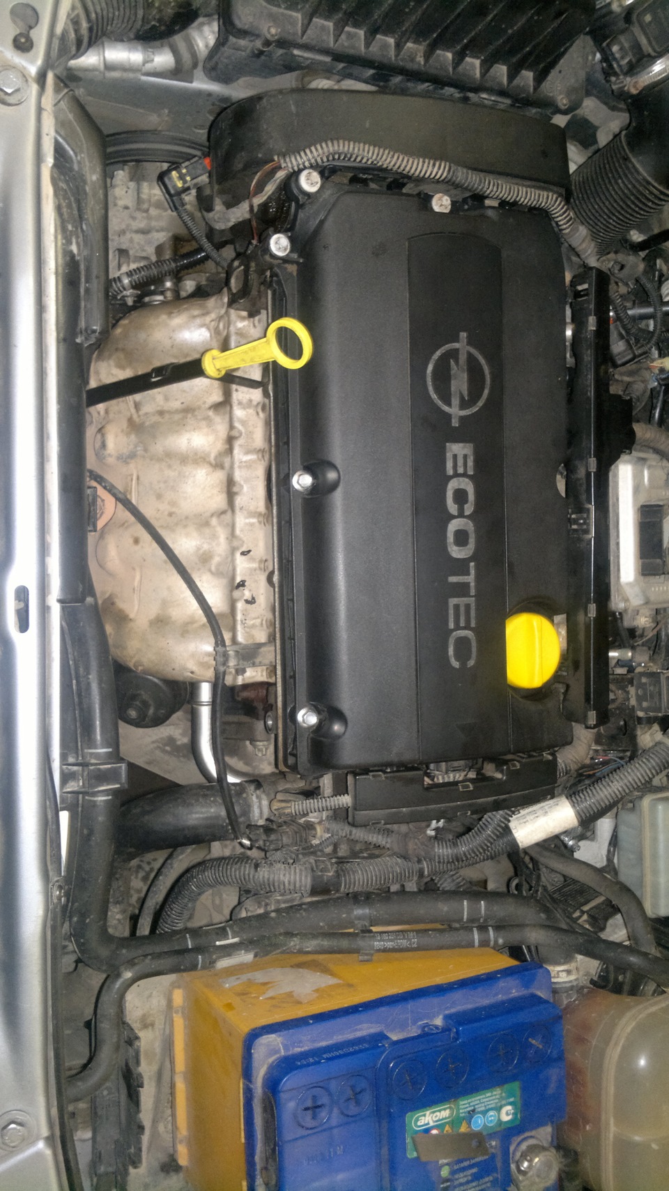 теплообменник и клапанная крышка — Opel Astra H, 1,8 л, 2007 года ...