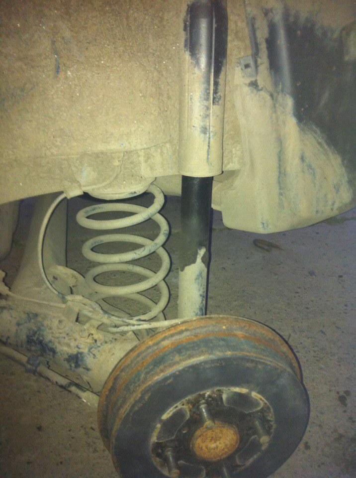 Потекла стойка — Toyota Yaris (p2), 1,4 л., 2007 года | поломка | DRIVE2