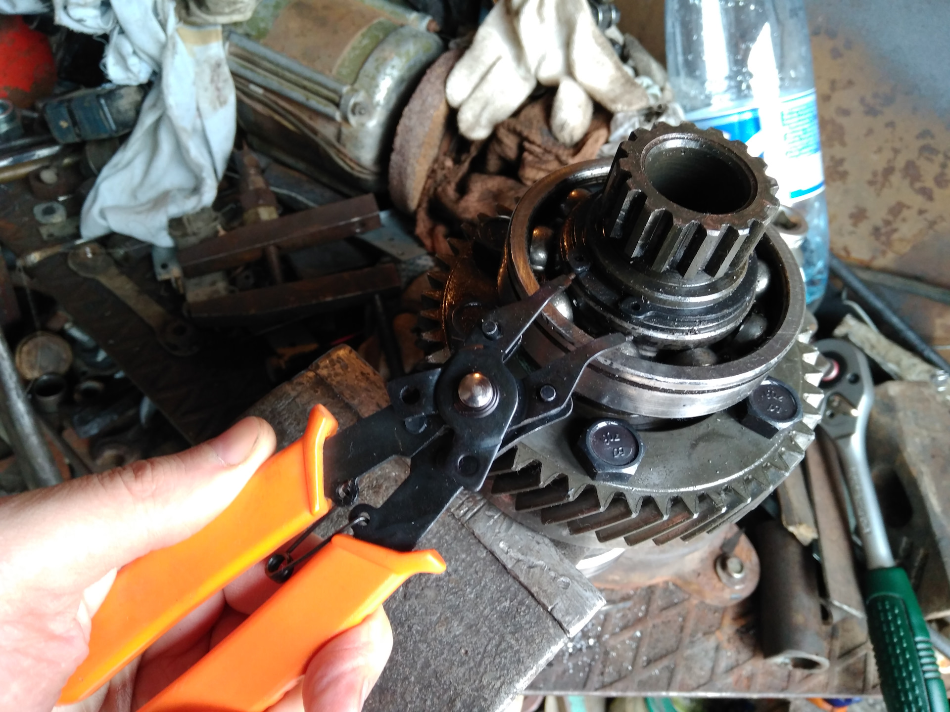 Как убрать вой раздатки на ниве шевроле. Воет раздатка на тракторе как отключить. Заливная пробка раздатки нива шевроле. Вой раздатки мем. Отдел воя раздатки прикол.