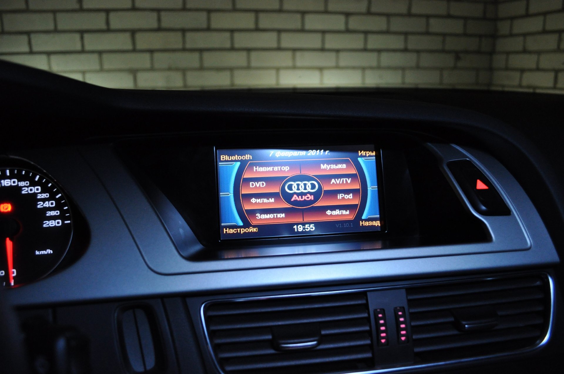 вот эта декоративная серебристая панелька — Audi A4 (B8)