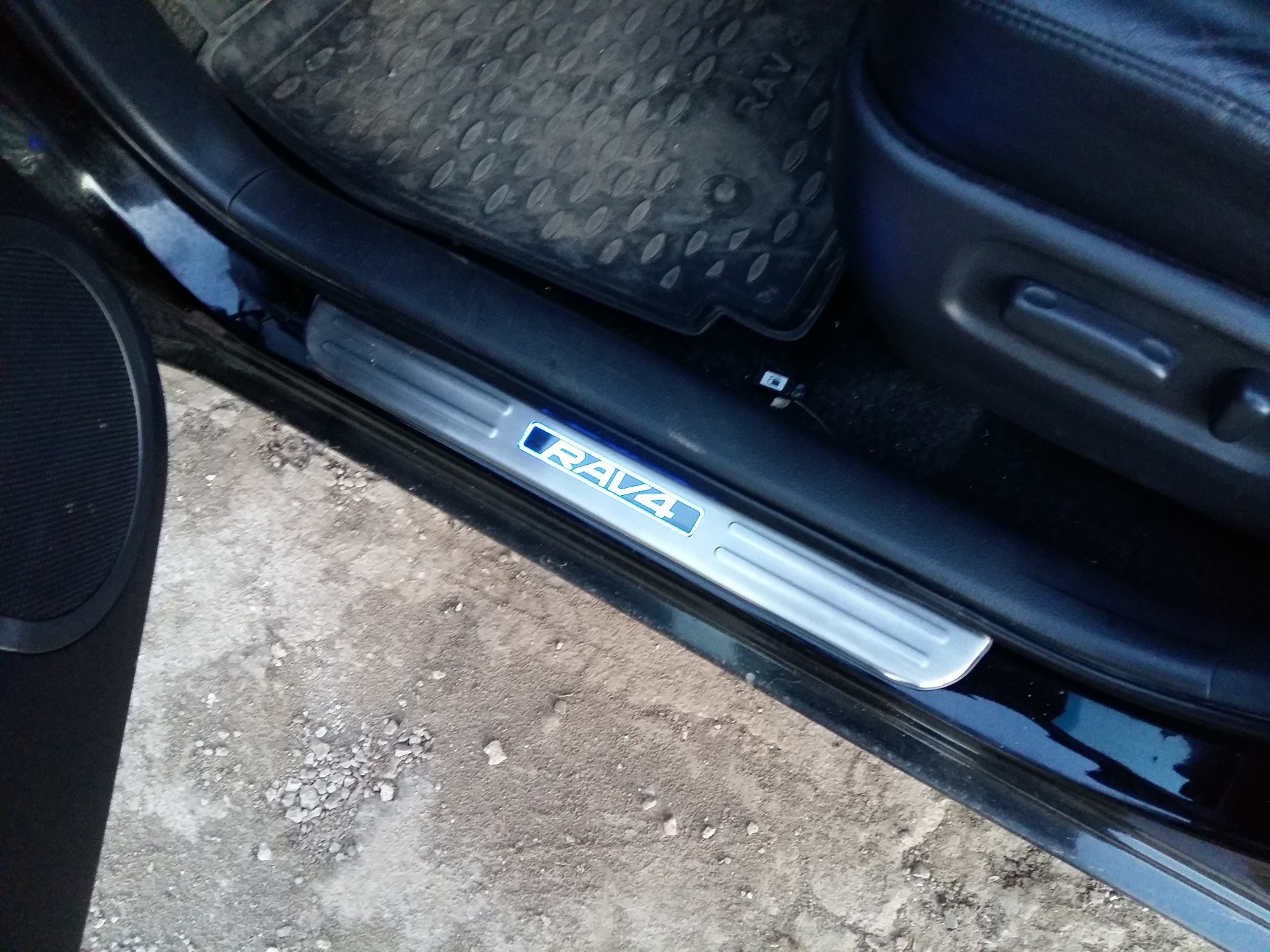 Накладки на пороги с подсветкой rav4 — Toyota RAV4 (III), 2 л, 2012 ...