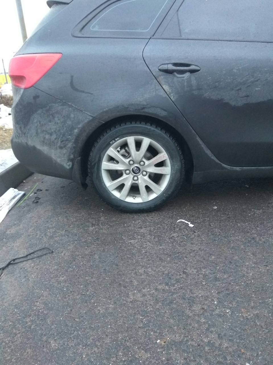 Замена заглушек в литых дисках — KIA Ceed SW (2G), 1,6 л, 2017 года ...