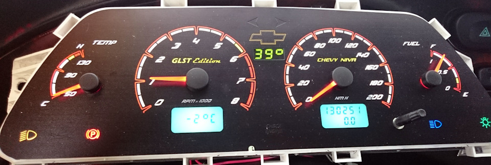 По центру индикация температуры, но этот экранчик показывает многое — Mitsubishi Pajero Sport (1G)