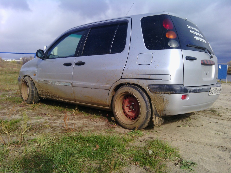 Toyota Funcargo stance