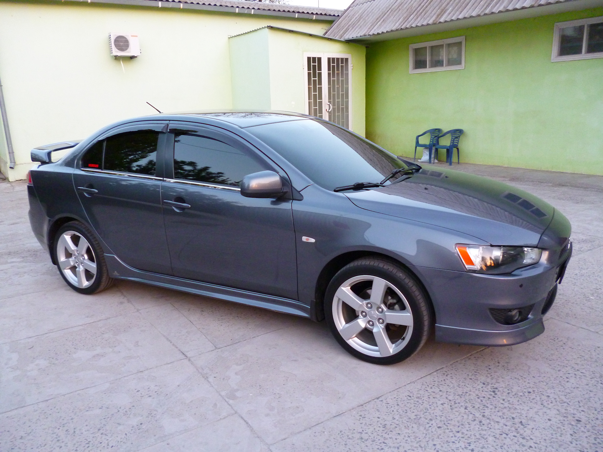 Лансер 50. Mitsubishi Lancer 10 тонированный. Lancer 10 в тонировке. Лансер 10 тонированный. Lancer 10 тонировка 35 вкруг.