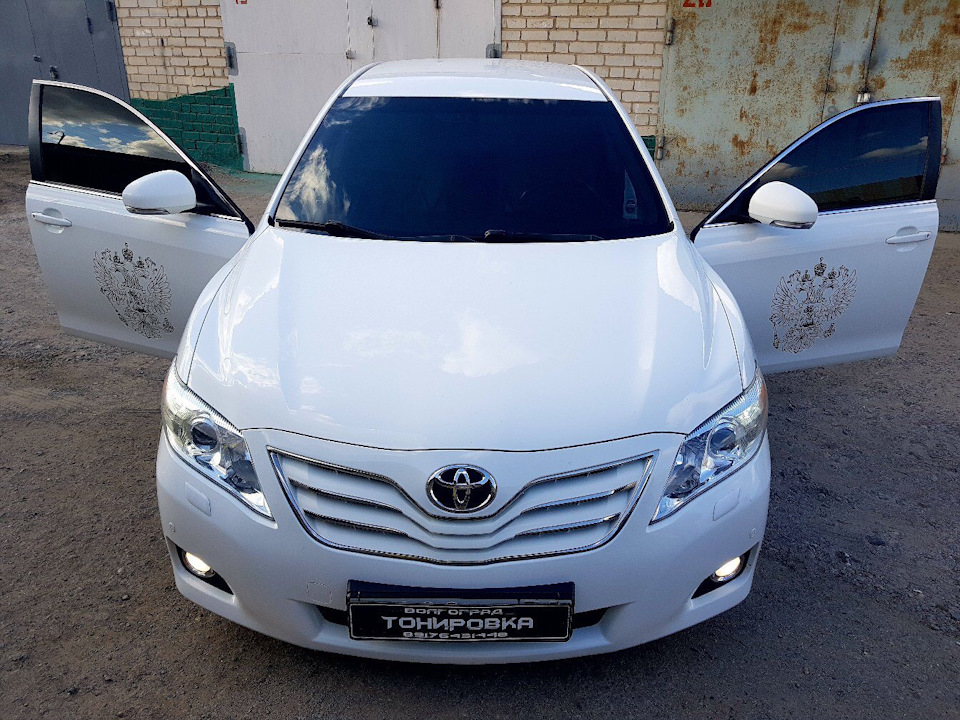 Белая 40. Камри 40 тонировка лобового. Toyota Camry 2.4 l 2011 года. Камри 40 бирюза.