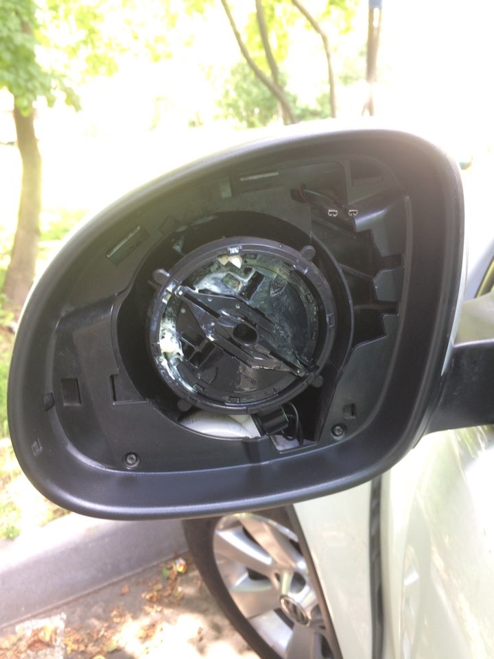 Как снять зеркало тигуан 2 Смазывание моторчика зеркала (чистка) - Volkswagen Tiguan (1G), 1,4 л, 2013 года