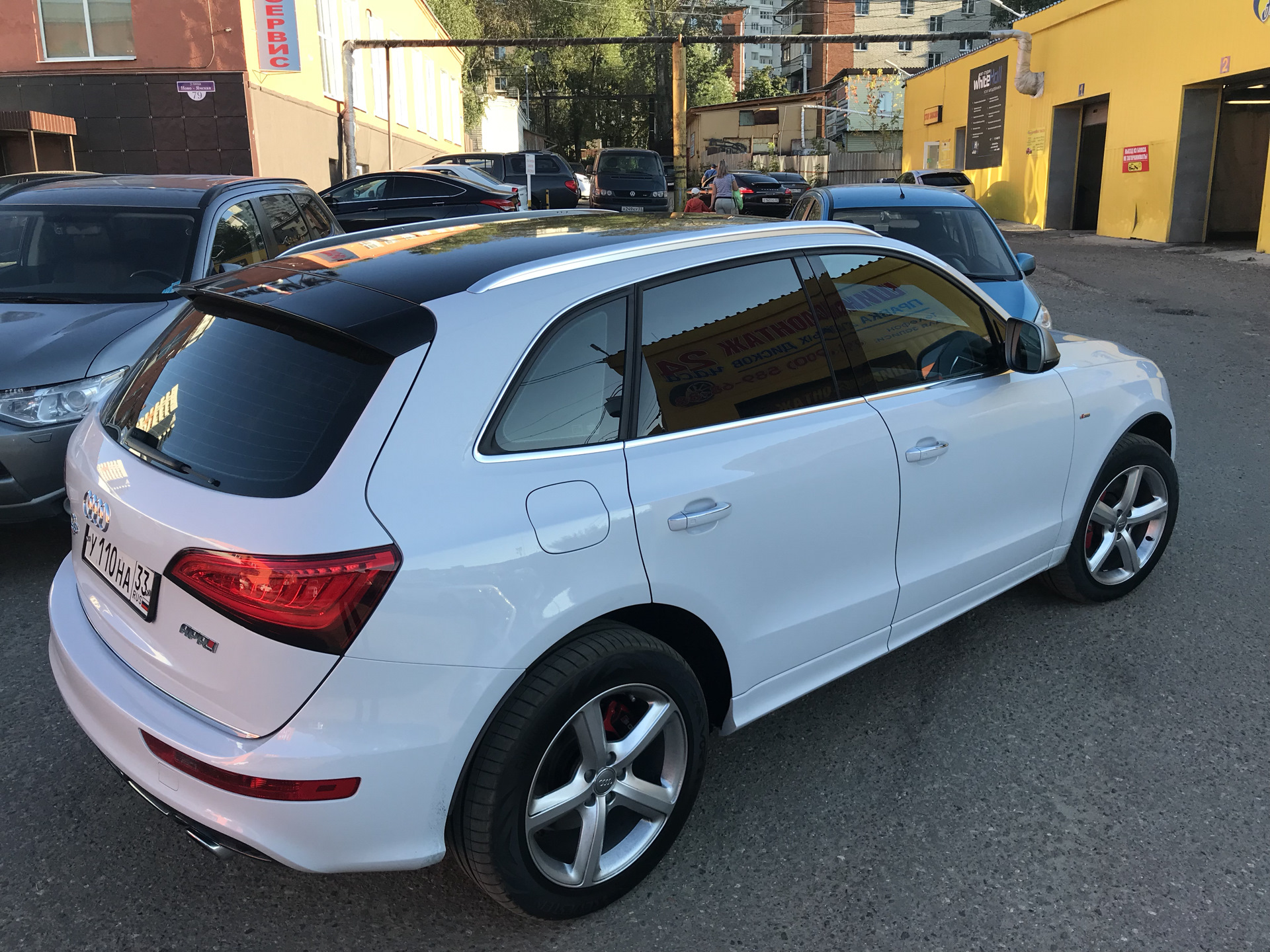 Q white. Ауди q5 с люком. Audi q5 с чёрной крышей. Audi q3 черная крыша. Audi q5 белая с черной крышей.