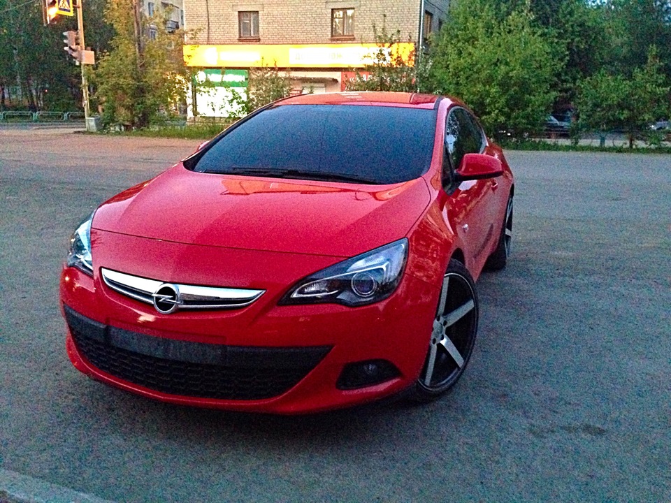 Opel Astra GTC красная