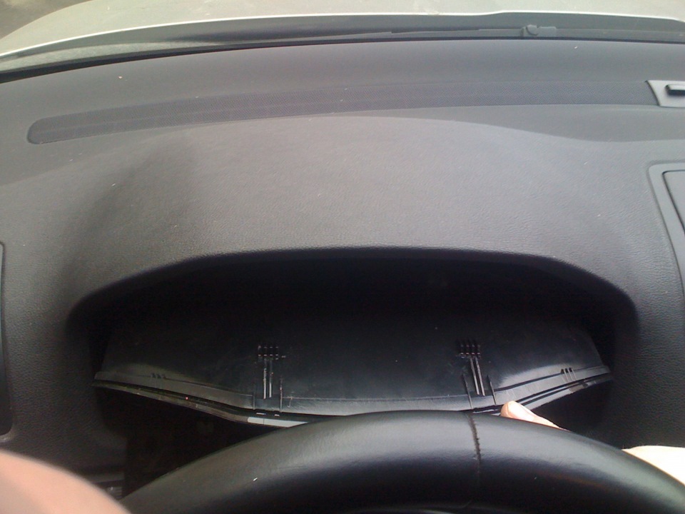 Вид на снятую приборку сверху. Отчётливо видны две защёлки. — Skoda Octavia A5 Mk2