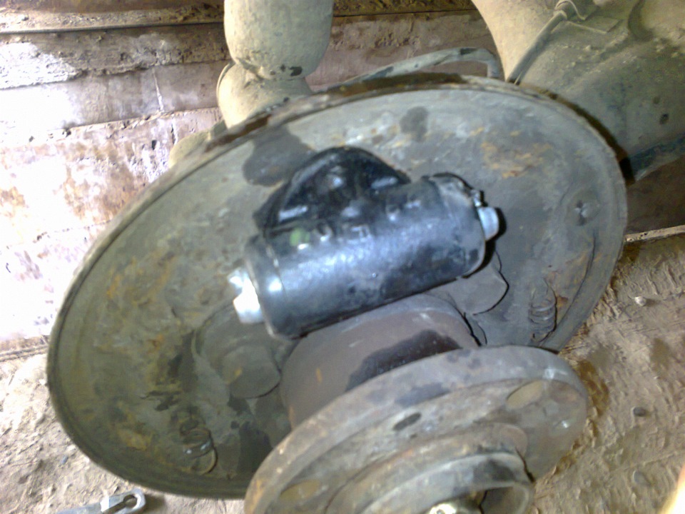 №173.Замена колодок, замена тормозного цилиндра, и подтянул ручник ...