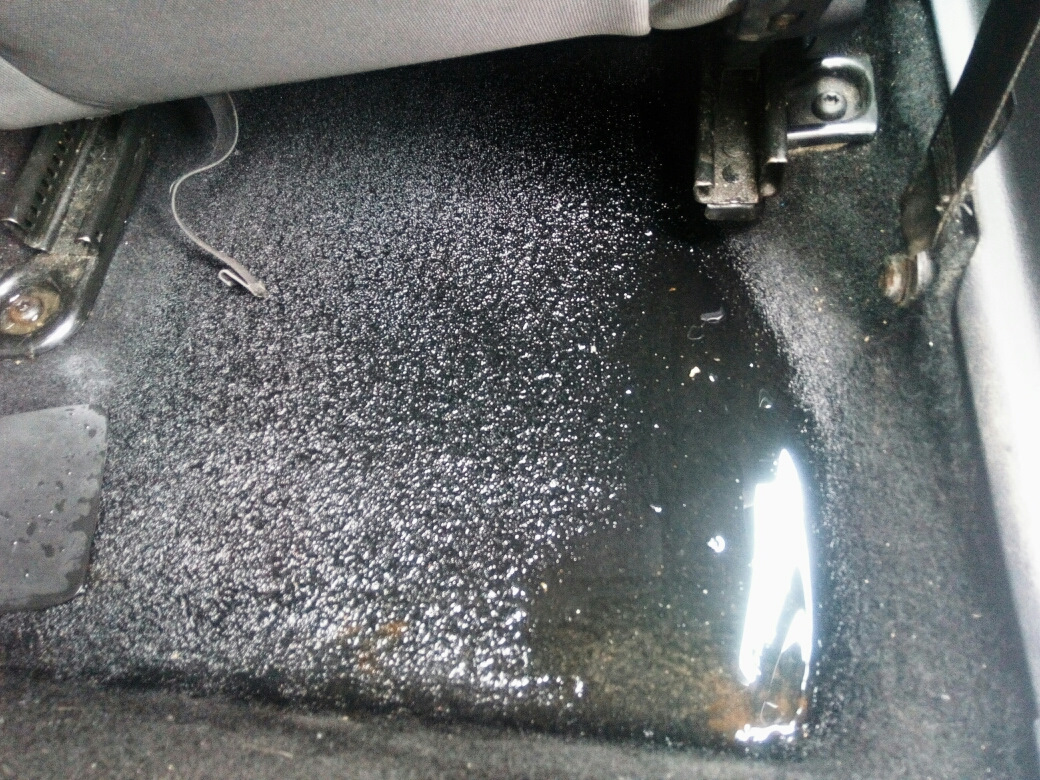 Киа рио капает вода из под машины летом