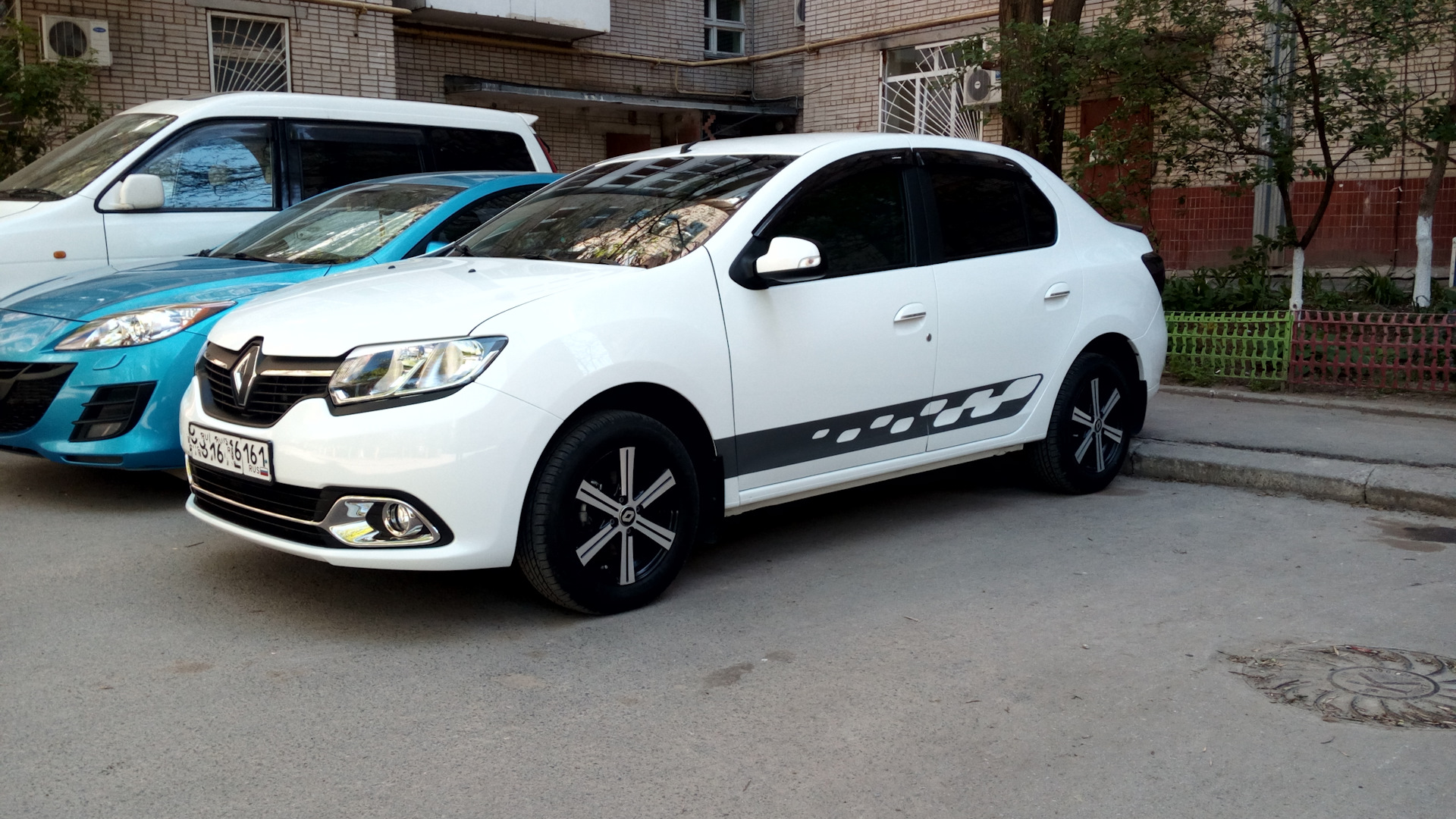 Логан наклейки. Рено Логан 2 Стайлинг. Renault Logan 2015 Tuning. Renault Logan 2015 RS. Рено Логан 2 винил.