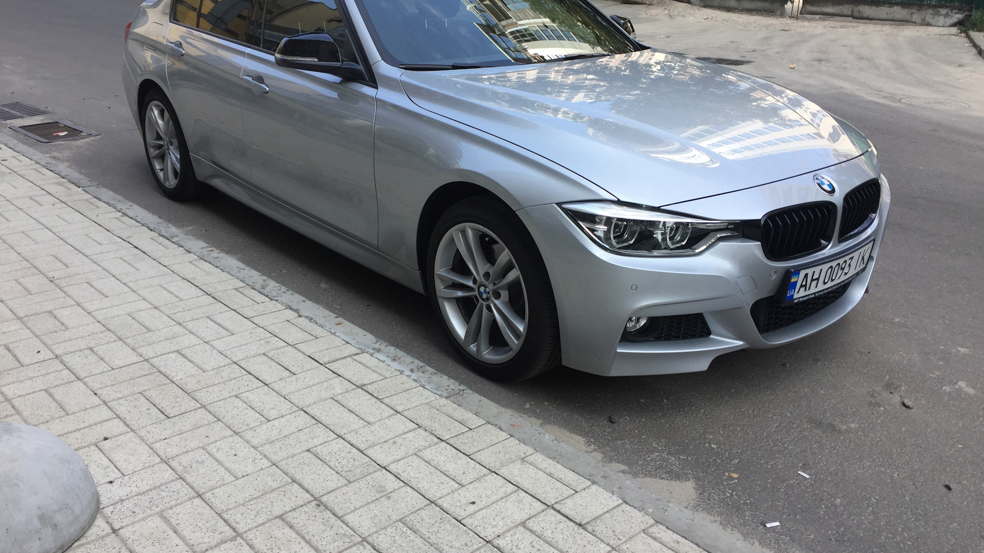 BMW 3 series (F30) 2.0 бензиновый 2018 | 320i Серебристый Ледник на DRIVE2