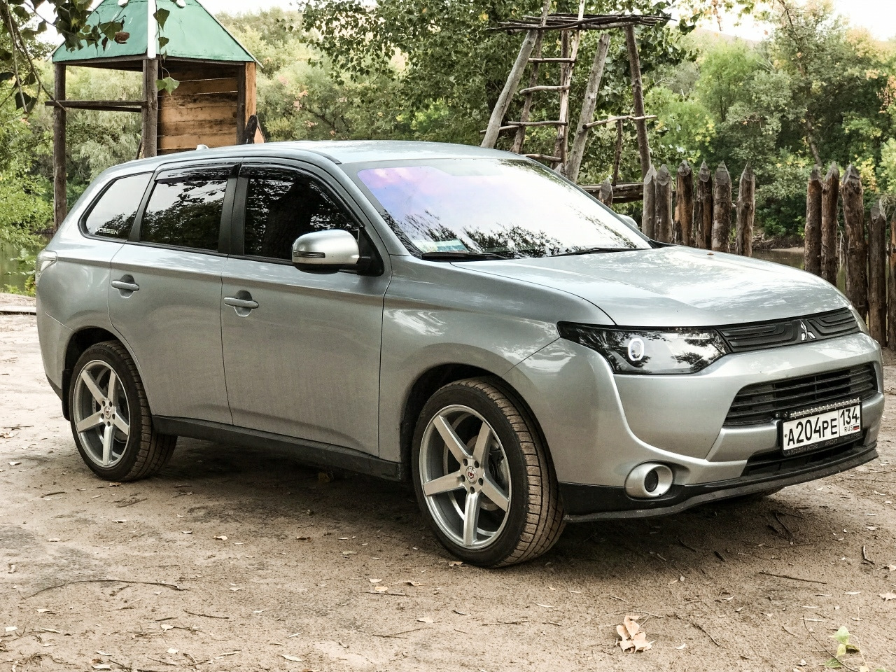 Тюнинг митсубиси аутлендер 3. Mitsubishi Outlander 2012 r16. Митсубиси Аутлендер 2.0 2012 года. Mitsubishi Outlander 2012 на 20 колесах. Mitsubishi Outlander 2015 Tuning.