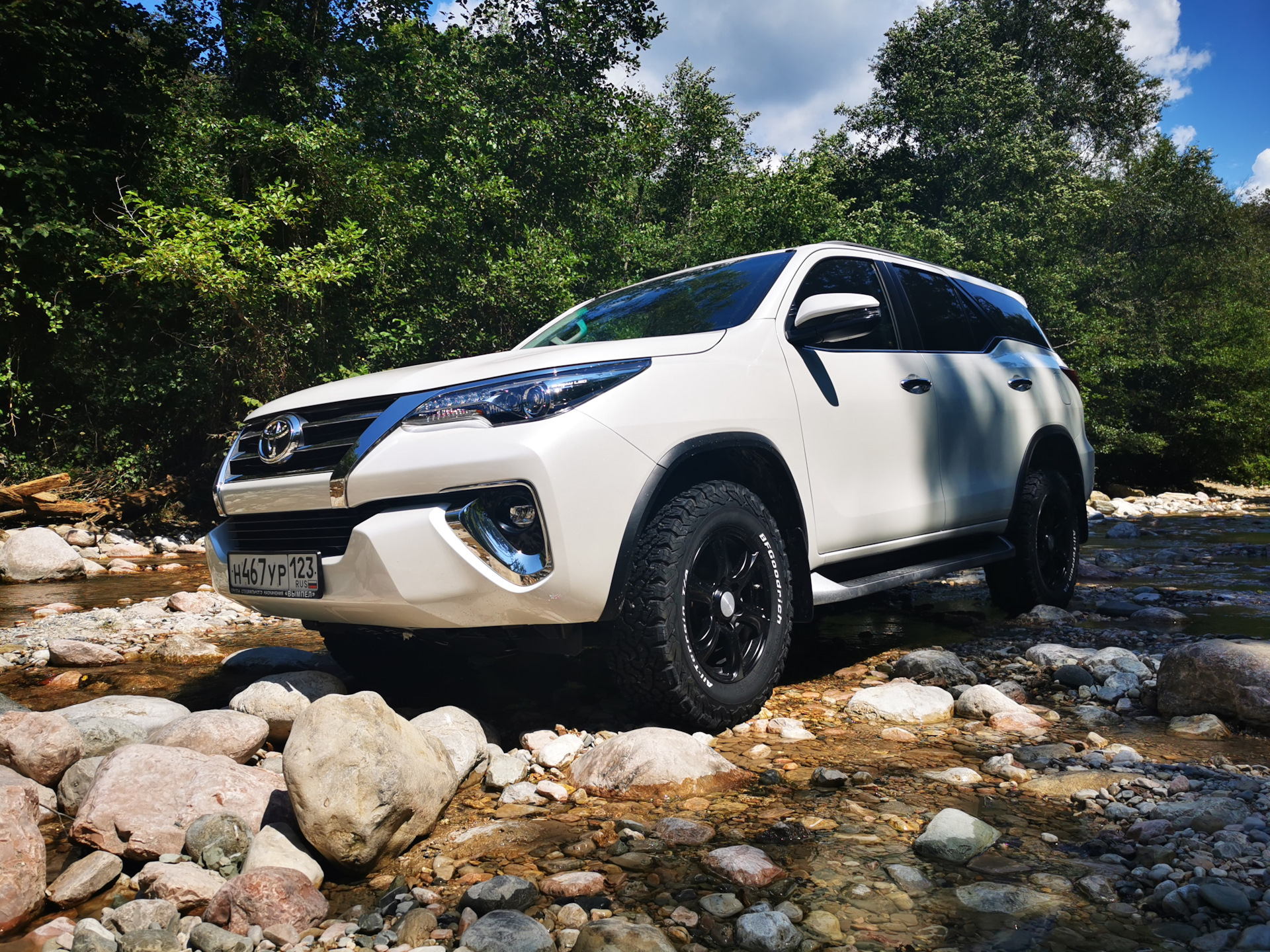 Fortuner шины. Toyota Fortuner. Fortuner 2. Toyota Fortuner 2,8. Тойота фортунер 2018.