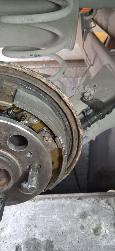 Замена колодок барабанных тормозов и тросов ручника . — Hyundai Getz, 1 ...