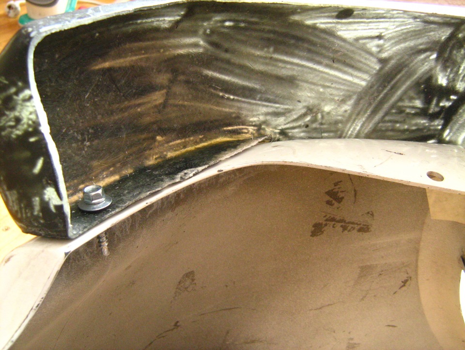 Начинаем с боковушки, она поменьше, на ней можно потренироваться — Mitsubishi Colt V