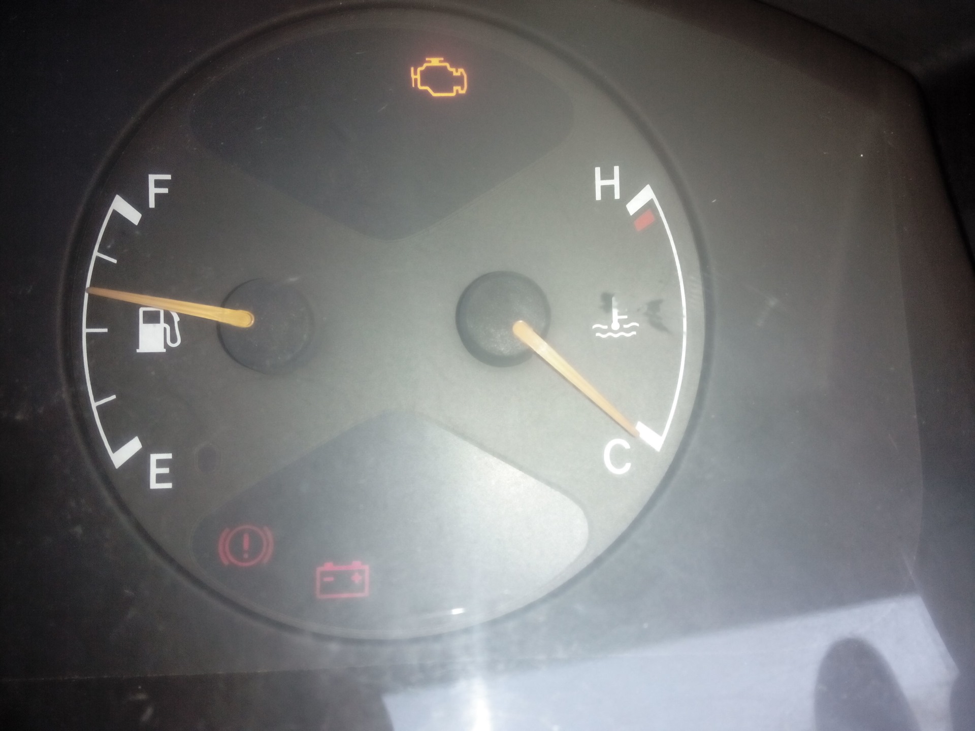 Приборка рено меган 1 в машине. Стрелка температуры хундай акцент тагаз. Стрелка датчика. Указатель топлива со стрелкой на снегоход. Стрелка датчика.