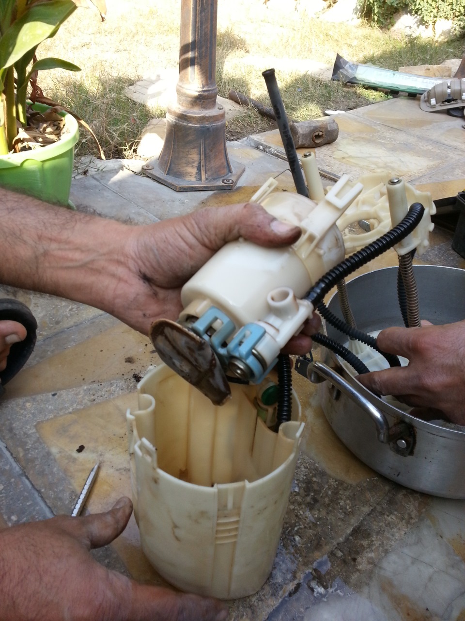 Replace the fuel pump — Toyota Land Cruiser 200, 4 л, 2010 года