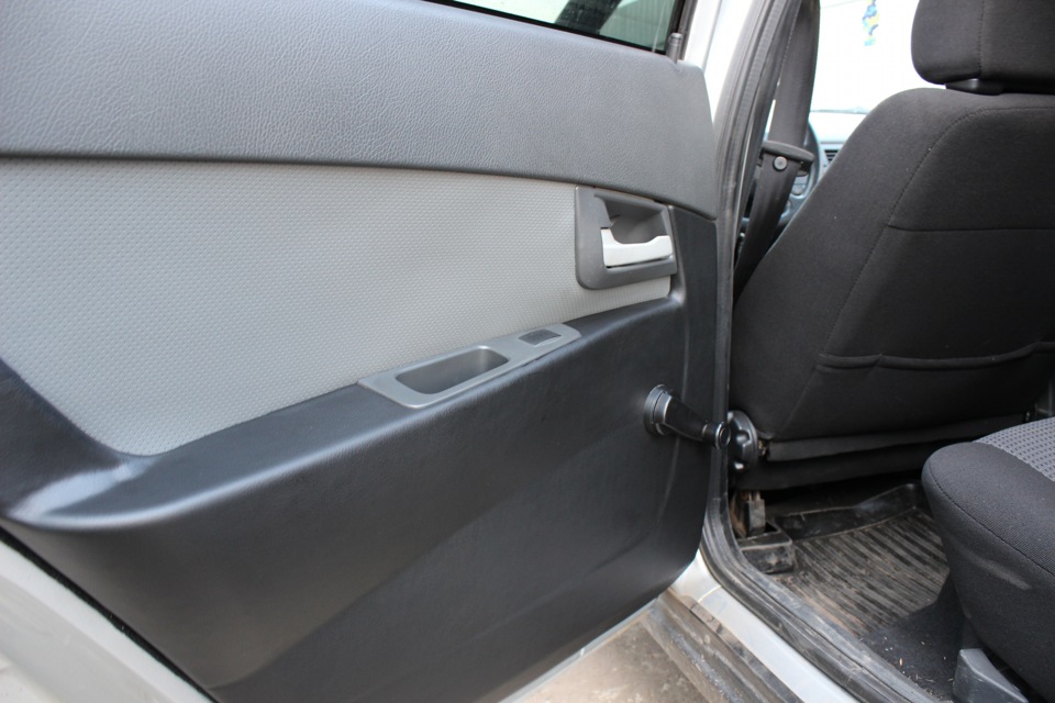 Как снять обшивку двери на Volvo XC90: шаг 7
