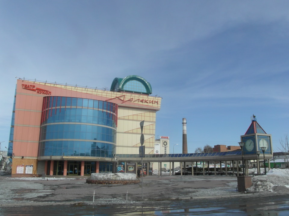 Арлекин омск. Омский театр Арлекин короткое сообщение. Памятник Арлекину Омск в приближенном виде.