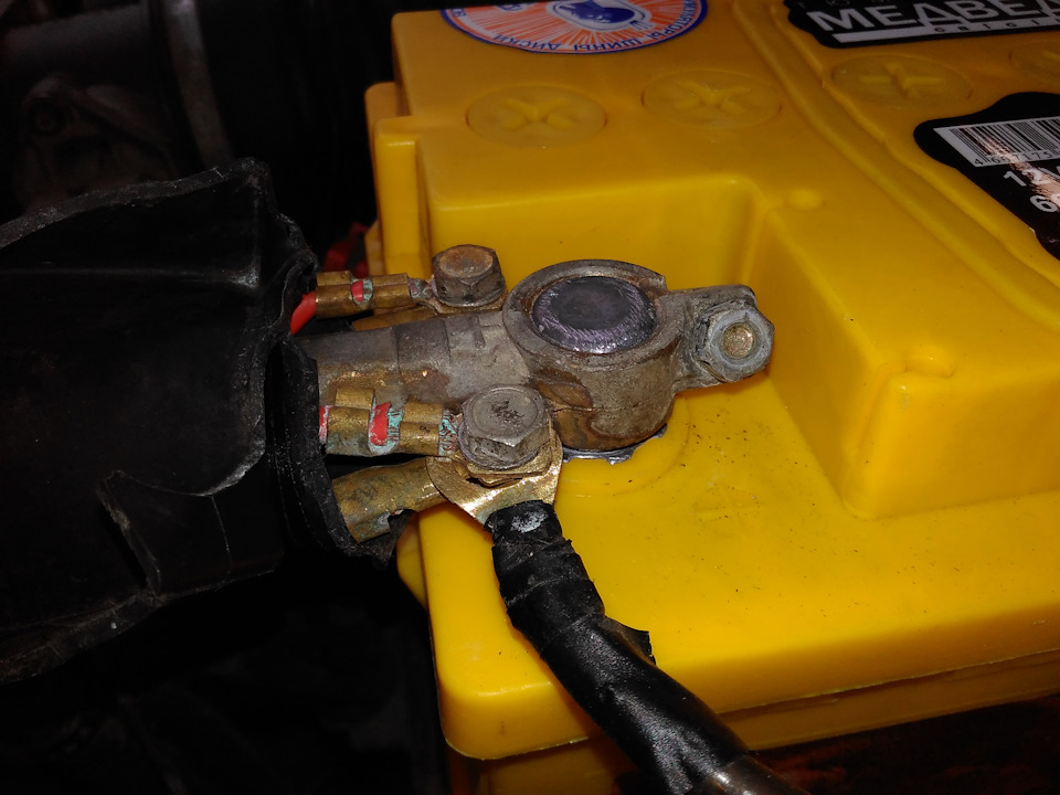 Окисленные клеммы аккумулятора — Lada Калина седан, 1,6 л, 2008 года ...