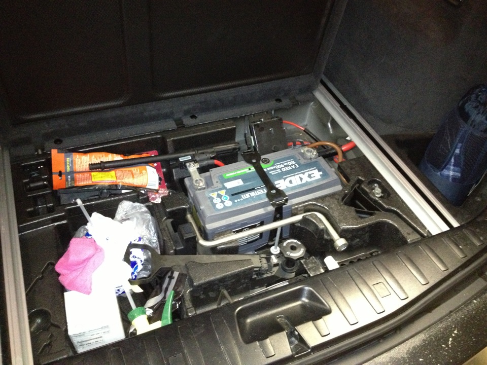 Аккумулятор х5 е53. 2 АКБ на БМВ х3. BMW x3 2,8 2013 аккумулятор. Аккумулятор BMW 320g. BMW x3 e83 АКБ.