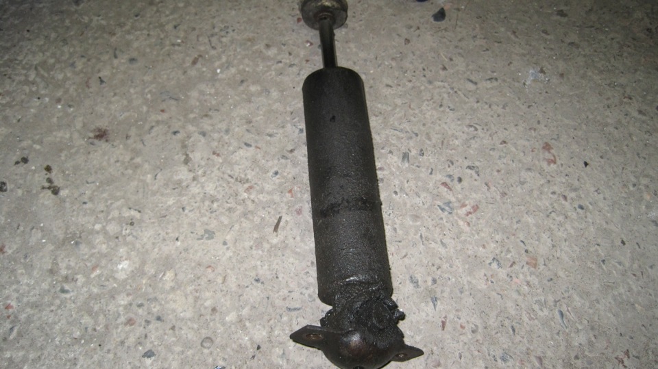 Потек передний амортизатор — ИЖ Москвич 412, 1,8 л, 1987 года | своими ...