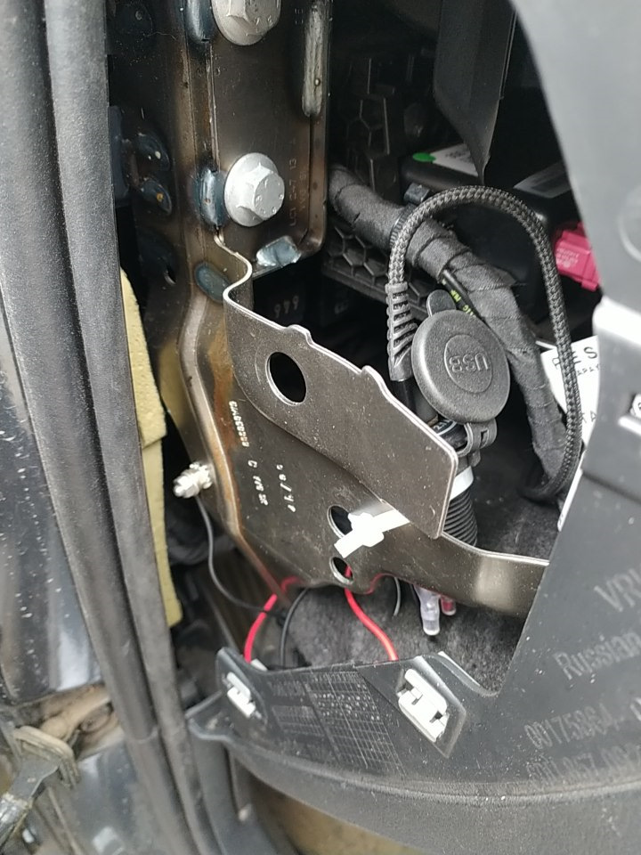 Подключение регистратора от блока предохранителей и установка на заднее ...