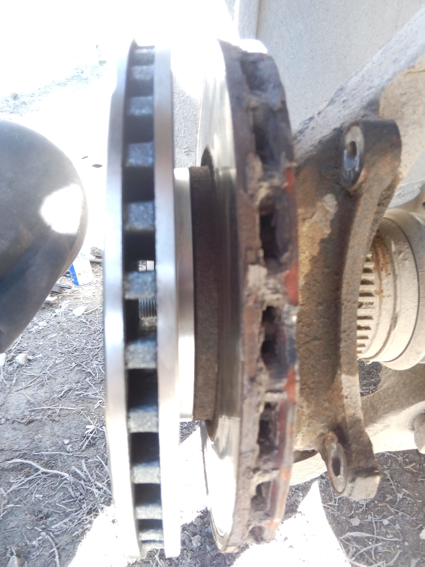 Замена передних тормозных дисков и колодок. — ГАЗ Сайбер, 2,4 л., 2009 ...