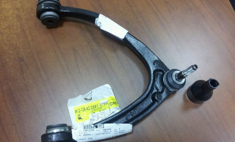 Рычаги шевроле тахо. Верхние рычаги шевроле тахо 900. Рычаг шевроле тахо 900. Верхний рычаг тахо 840. Передний верхний рычаг шевроле тахо 900.