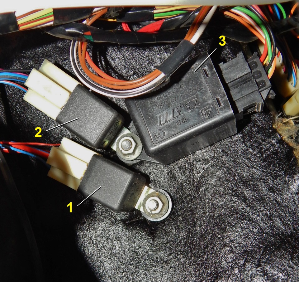 Реле под панелью слева от водителя: 1 — реле стартера; 2 — реле разгрузки контактов замка зажигания; 3 — реле противотуманных фонарей
